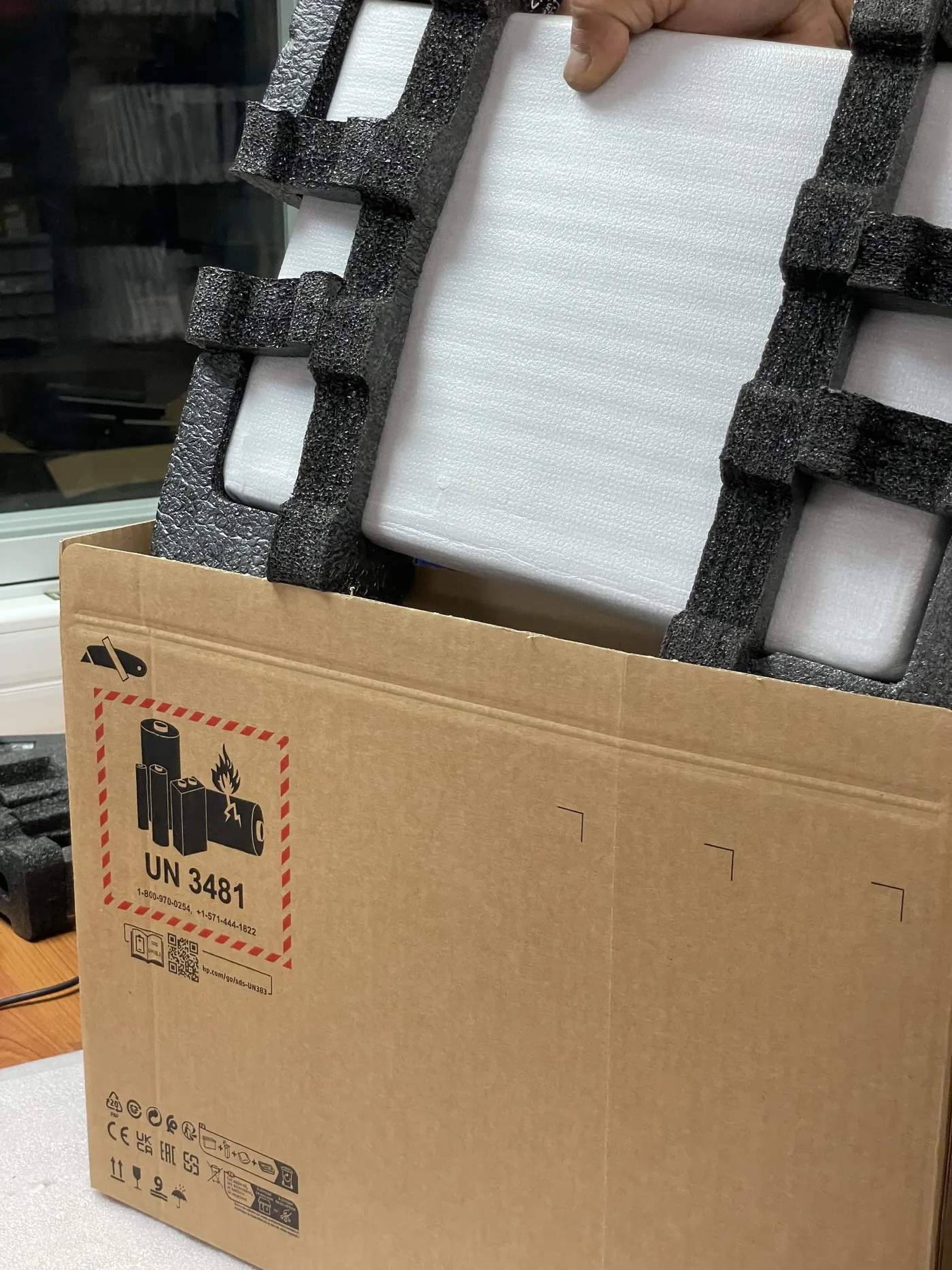 Carton d’expédition avec calage mousse et étiquette de transport de batterie UN 3481